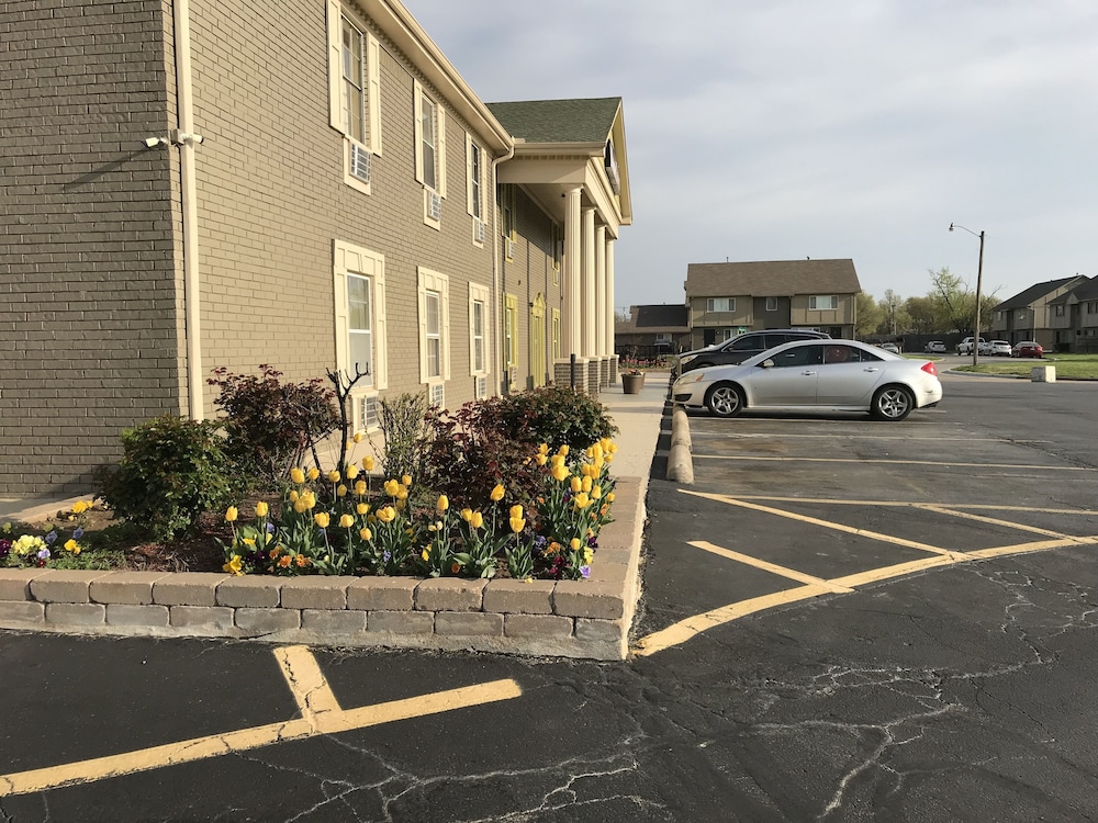 Hometown Inn & Suites