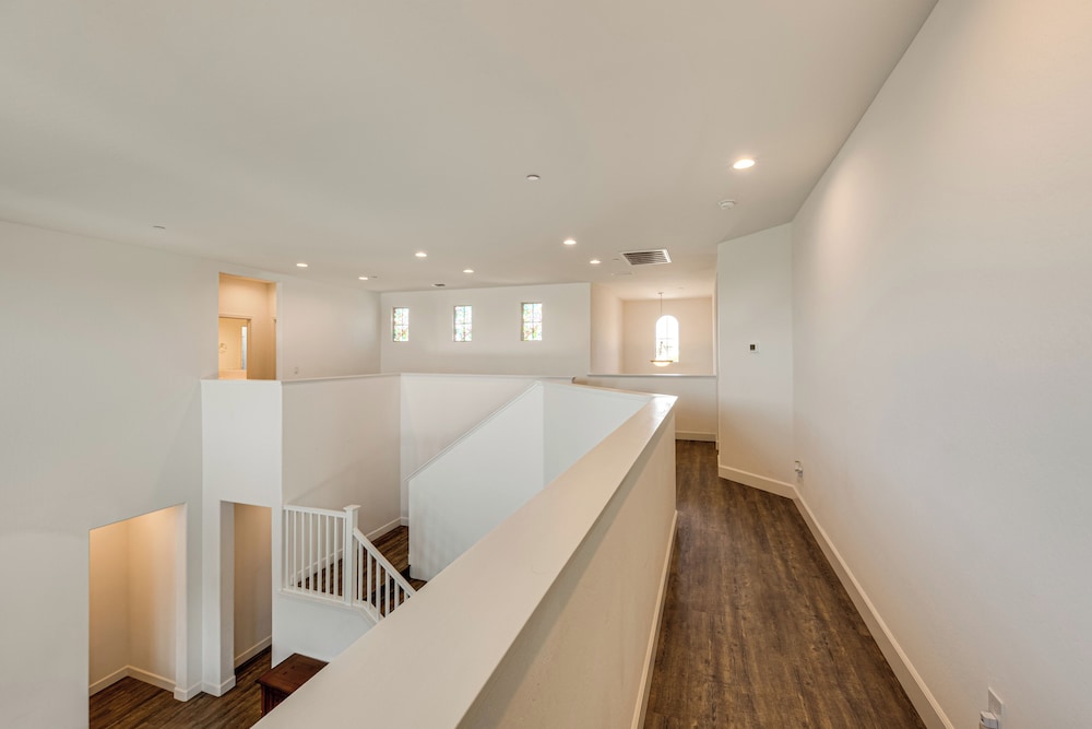 1 Mi to Golf! Spacious & Modern Home in Dinuba