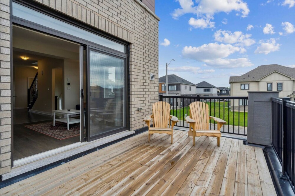 A Brand New 4BR Townhouse in Thorold Retreat