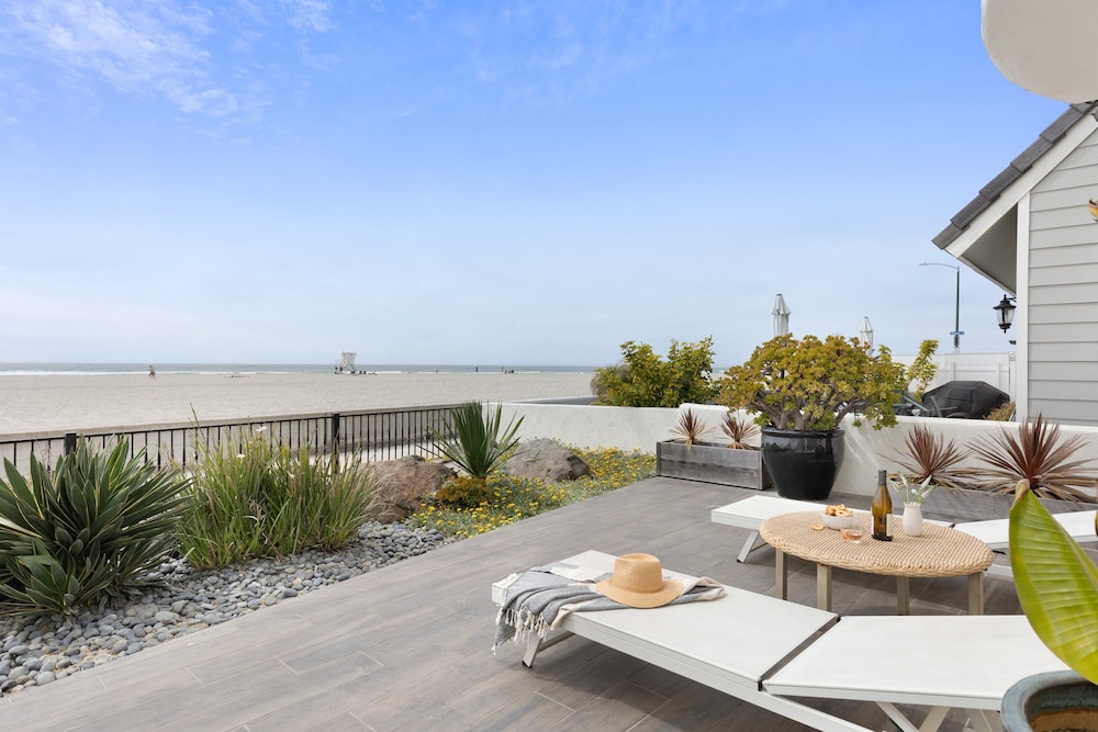 Shoreline by Avantstay Spectacular Beachfront Home w/ Fire Pit, Spa & Pool Table view 4