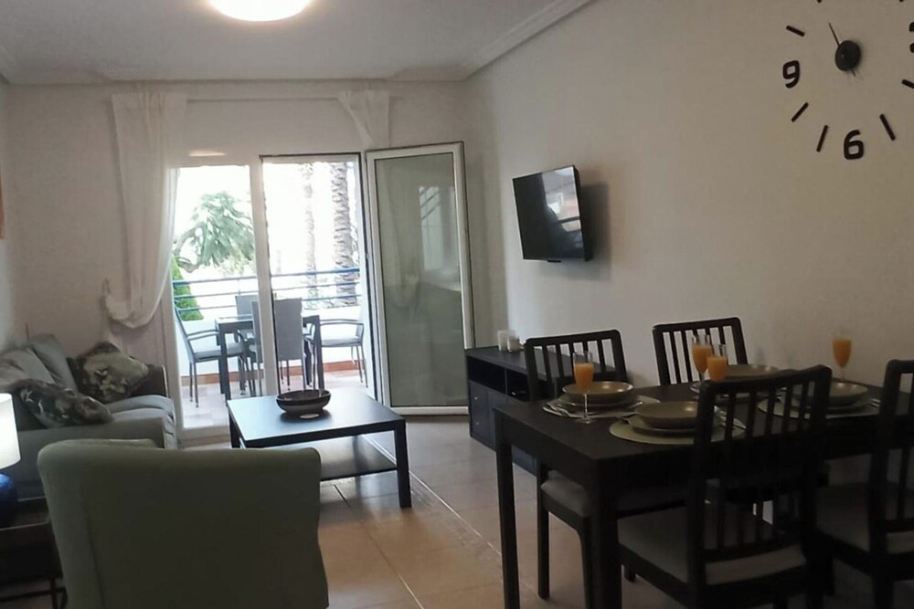 2 Bed Apt - Close To Beach - Pool - Balcony