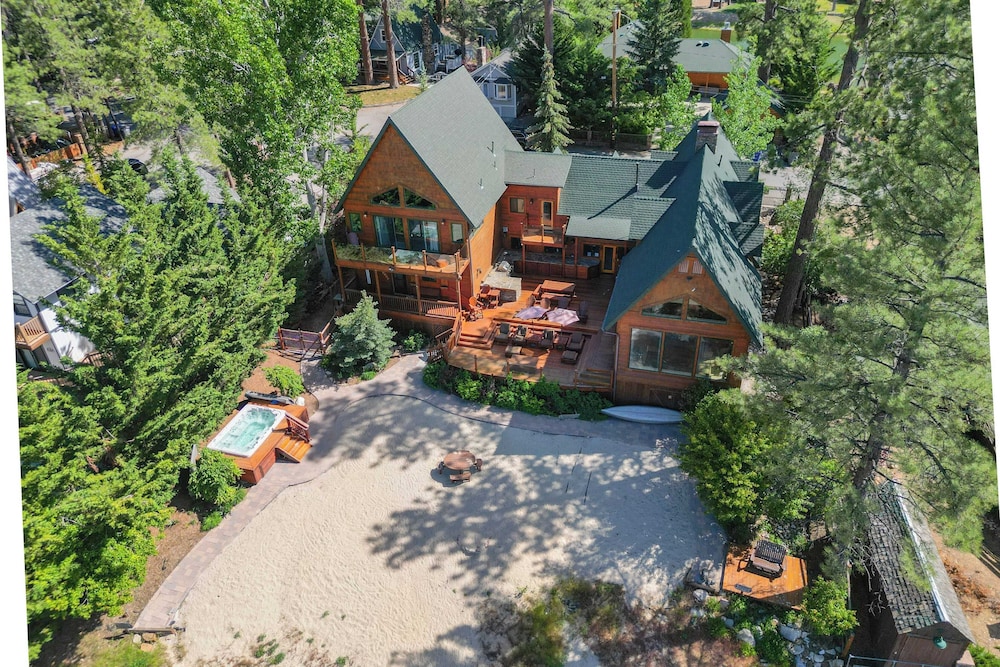 2 Lakefront Homes by Avantstay Sleeps 23, Private Dock+beach, Hot Tub, Fire Pit, Deck Views