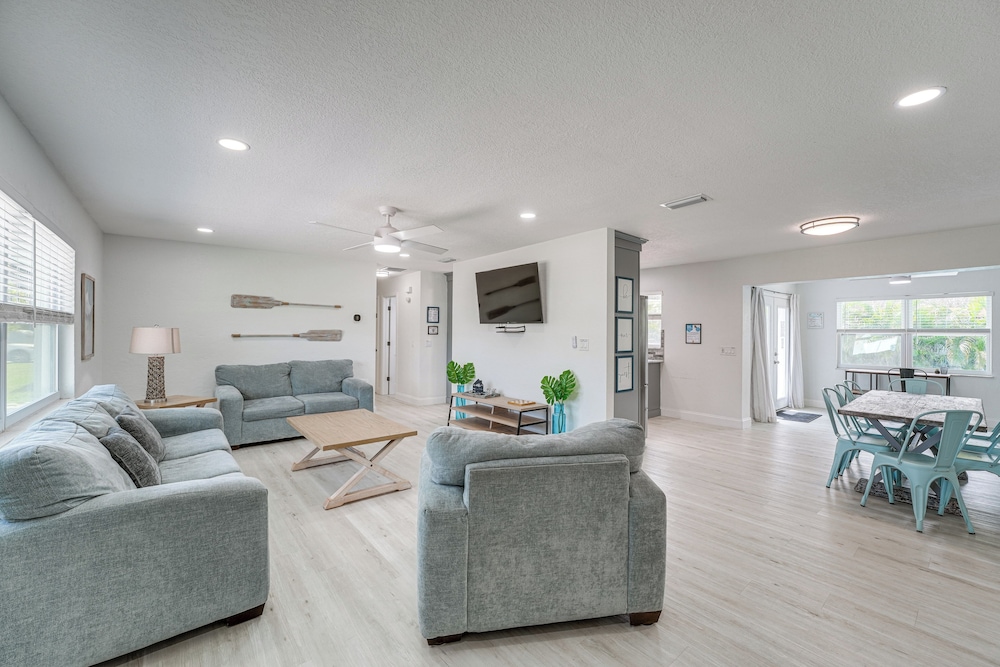 4 Mi to Beach! Furnished Outdoor Oasis in Seminole