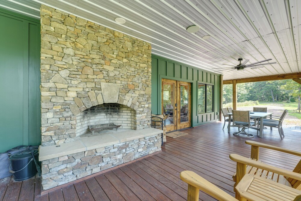 400 Acres on Lavender Mtn: Getaway w/ Hot Tub!