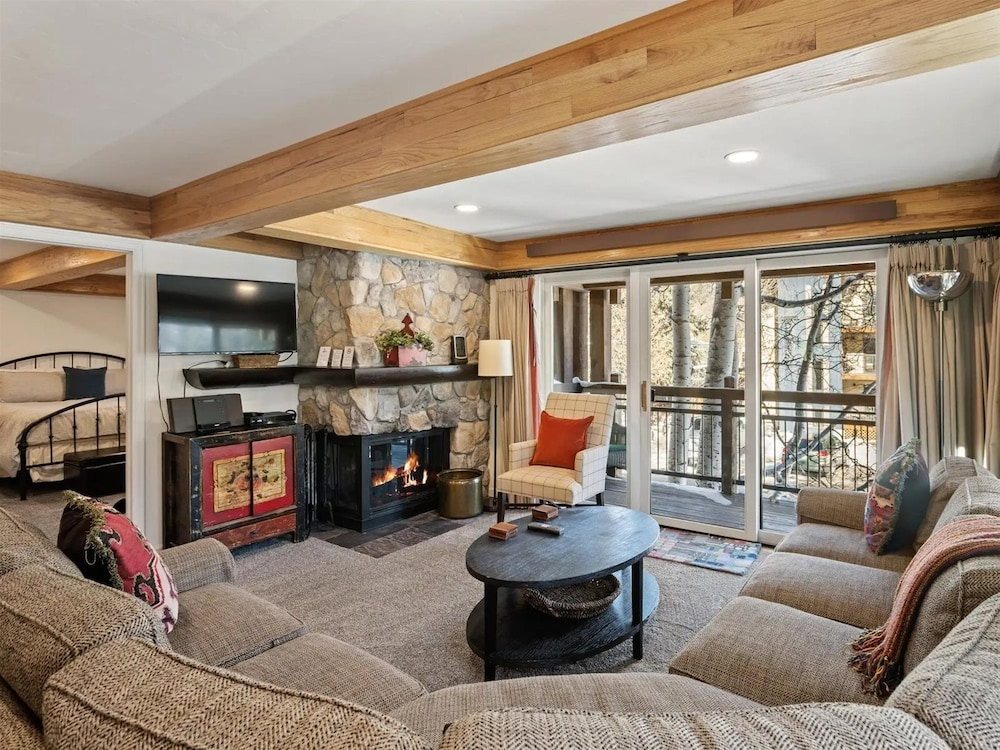 Comfortable 3BR Condo in Downtown Aspen Near Lift 1A With Pool & hot Tub!