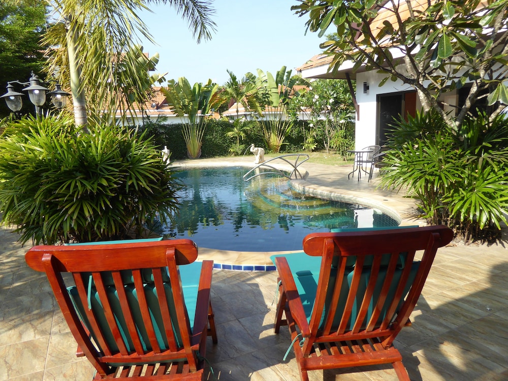 VIP Chain Resort Pool Villa