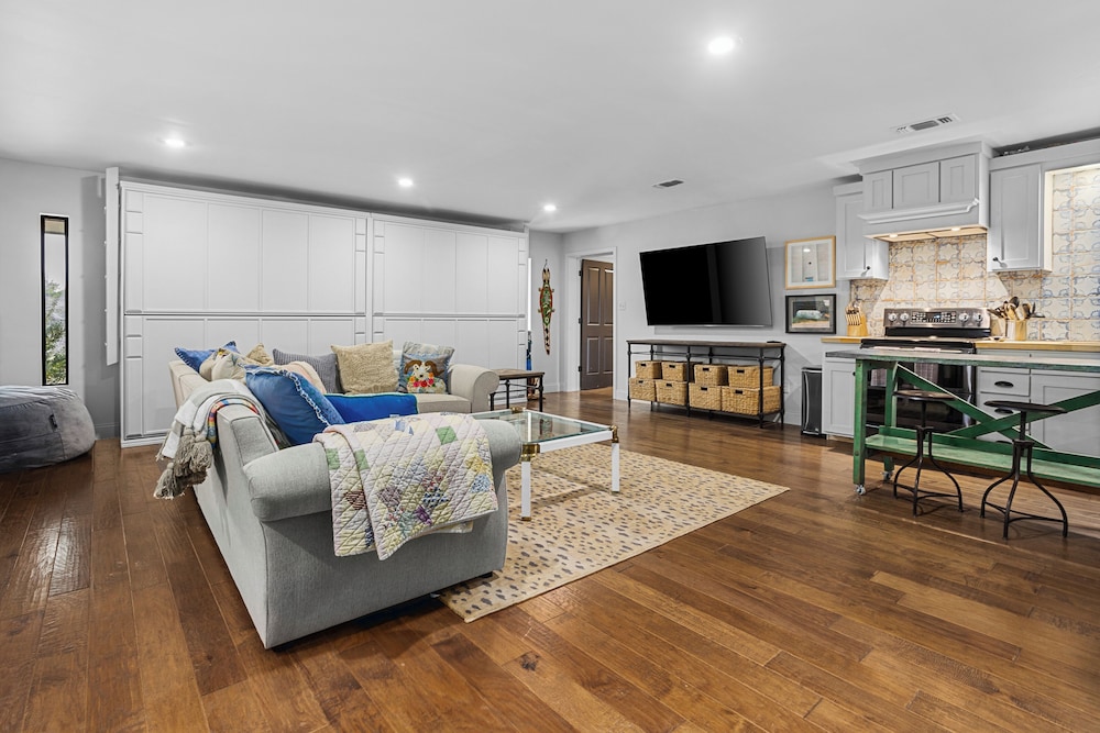 5BR Luxury Home w/ Pool & Wrap-around Porch