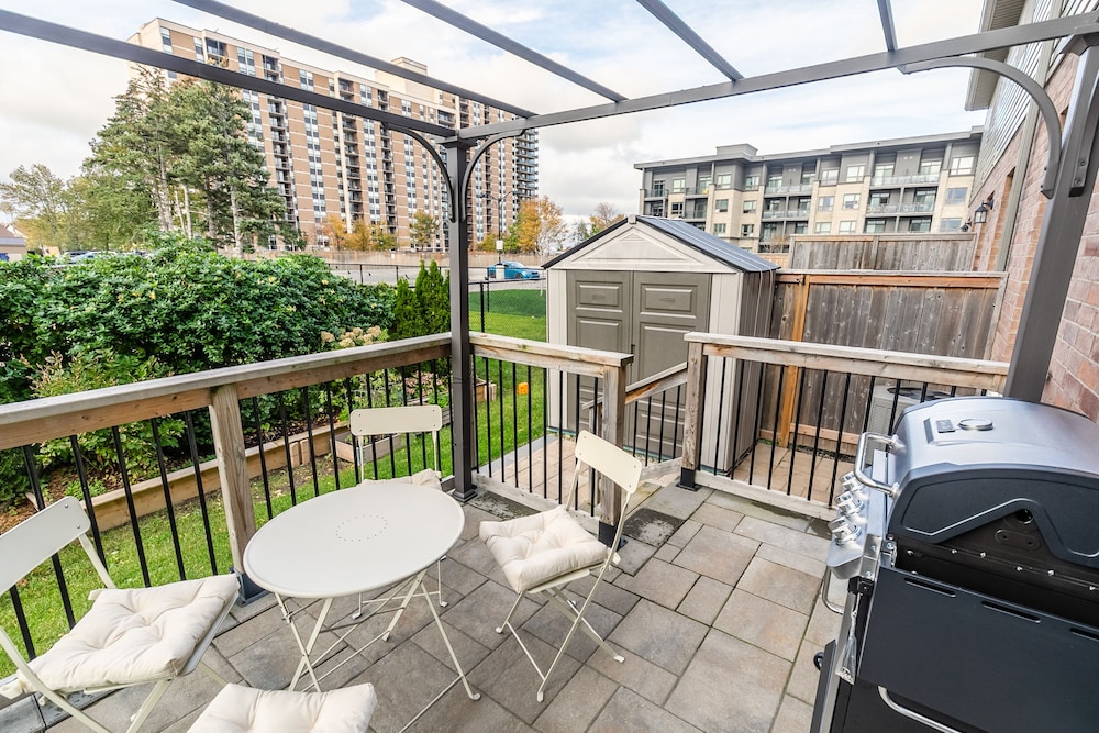 Modern 3BR 2BA Townhome in Lakeshore