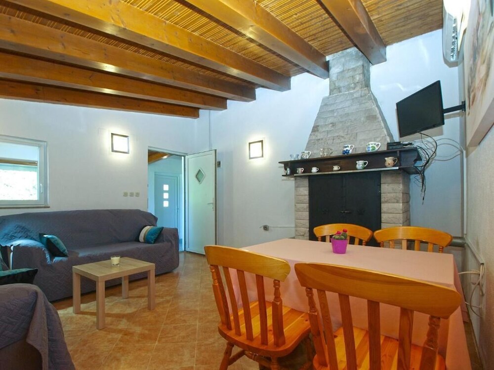 Cozy Apartment With Spacious Garden