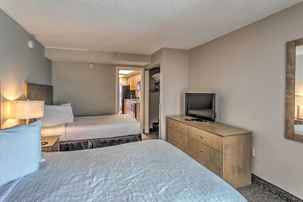 Breezy Landmark Resort Condo w/ Oceanfront Lanai!