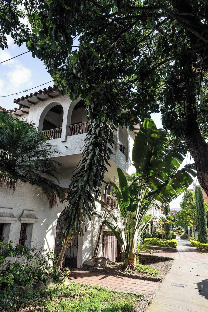 w Bright Colonial 5BR House With Balcony