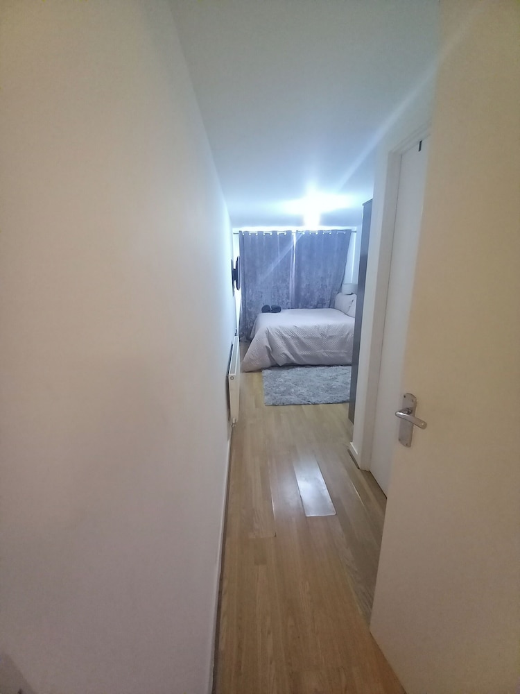 5 Guests - Pet Friendly - Balcony & Free Parking