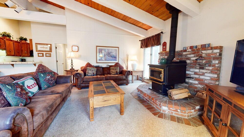 Chateau de Montagne 24 Light And Bright Condo with Private Washer Dryer Right On The Shuttle Route by RedAwning