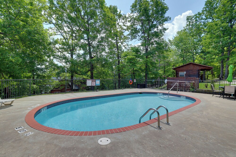 4 Mi to Marina: Cozy Log Cabin in Eureka Springs!