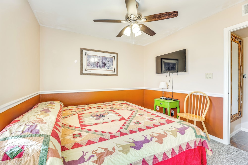 Near Golfing & Green Spaces: Florence Family Home!