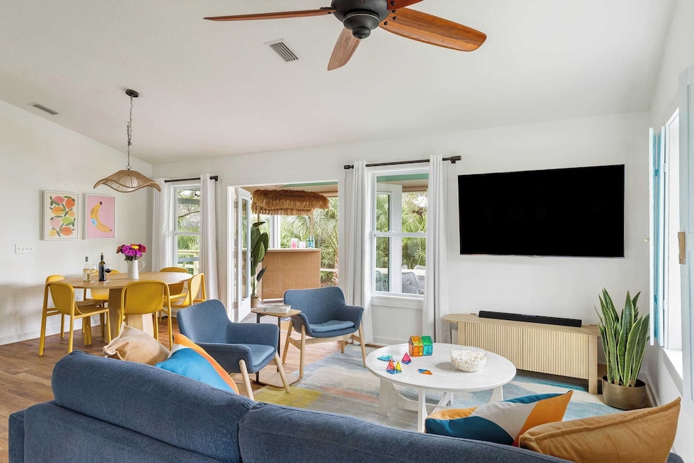 Sleeps 18! 2 Homes, Hot Tub, Game Room, Walk to the Beach Haven & Hidden Grove