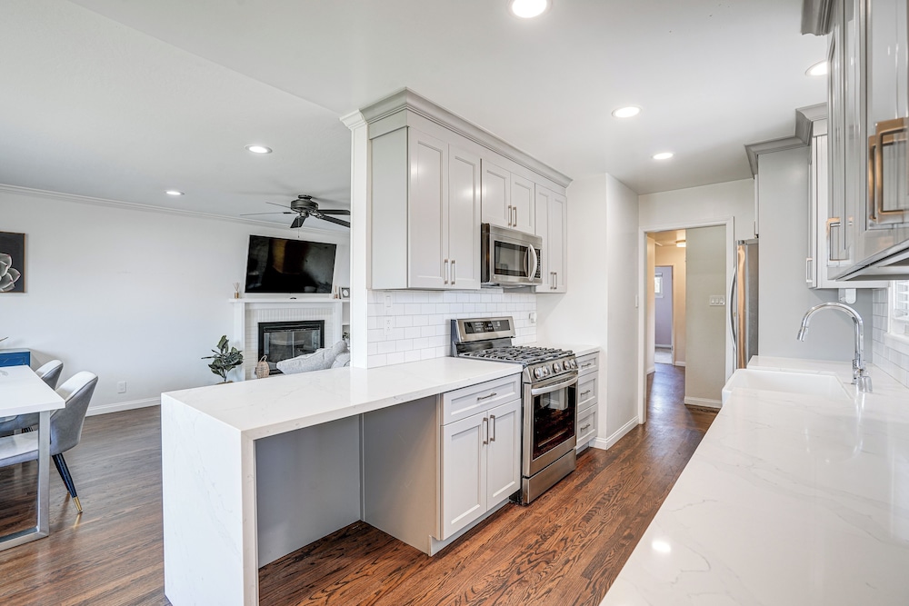 Private Zen Garden + Fireplace: Chic Hayward Oasis