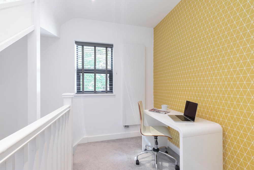 Elliot Oliver - The Penthouse 2 Bedroom Apartment With Parking view 4