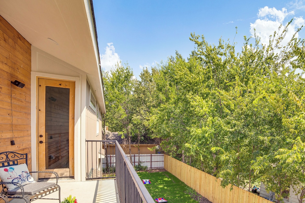 3 Mi to Dtwn Dallas: Pet-friendly Retreat w/ Yard