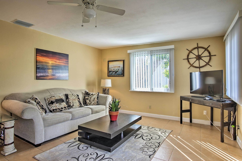 Ft. Lauderdale Townhome on Canal - 3 Mi. to Beach!