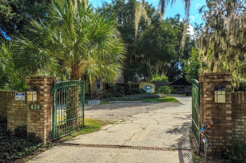 Oakland Manor House