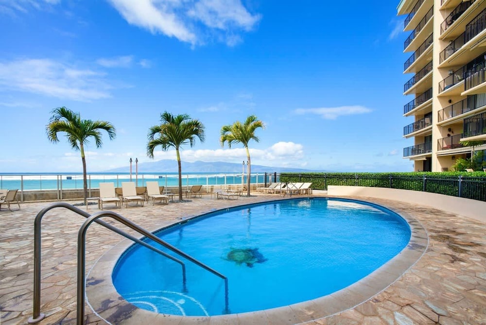 Spacious Oceanfront Hideaway Ground-level Paradise