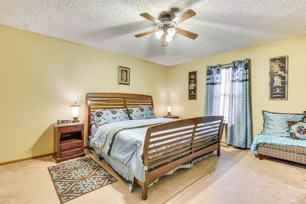 3 Mi to Downtown Tulsa: Cozy Retreat!