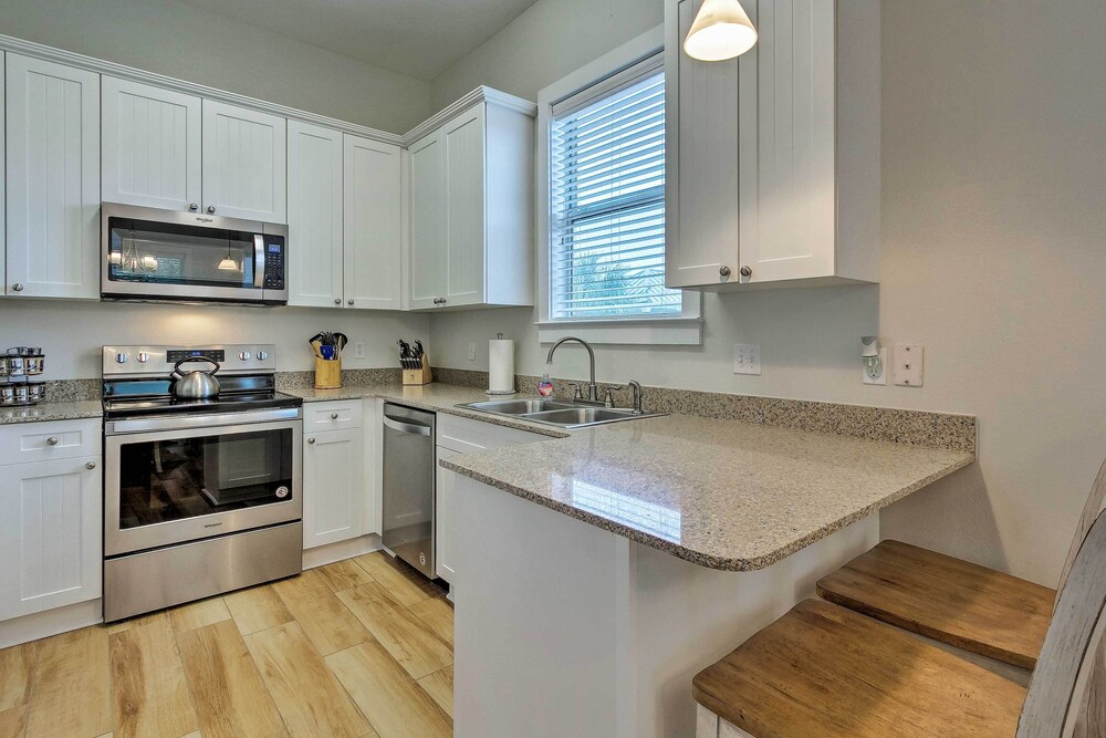 Spacious Miramar Beach Cottage w/ Beach Access! view 5