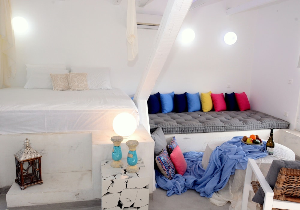 Kouros Home Hotel