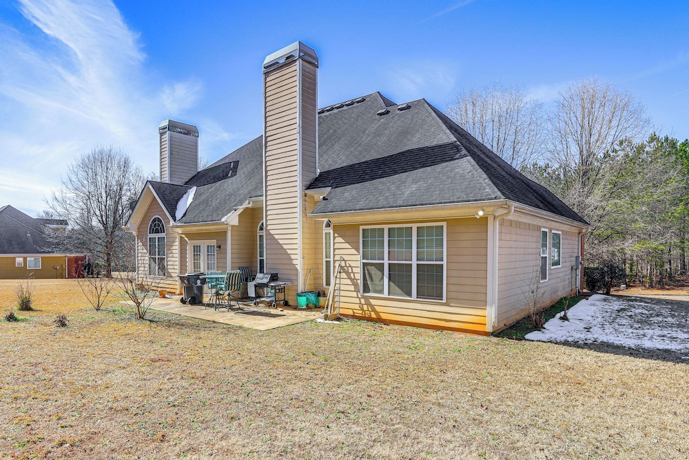 6 Mi to Southern Belle Farm: Home w/ Patio!
