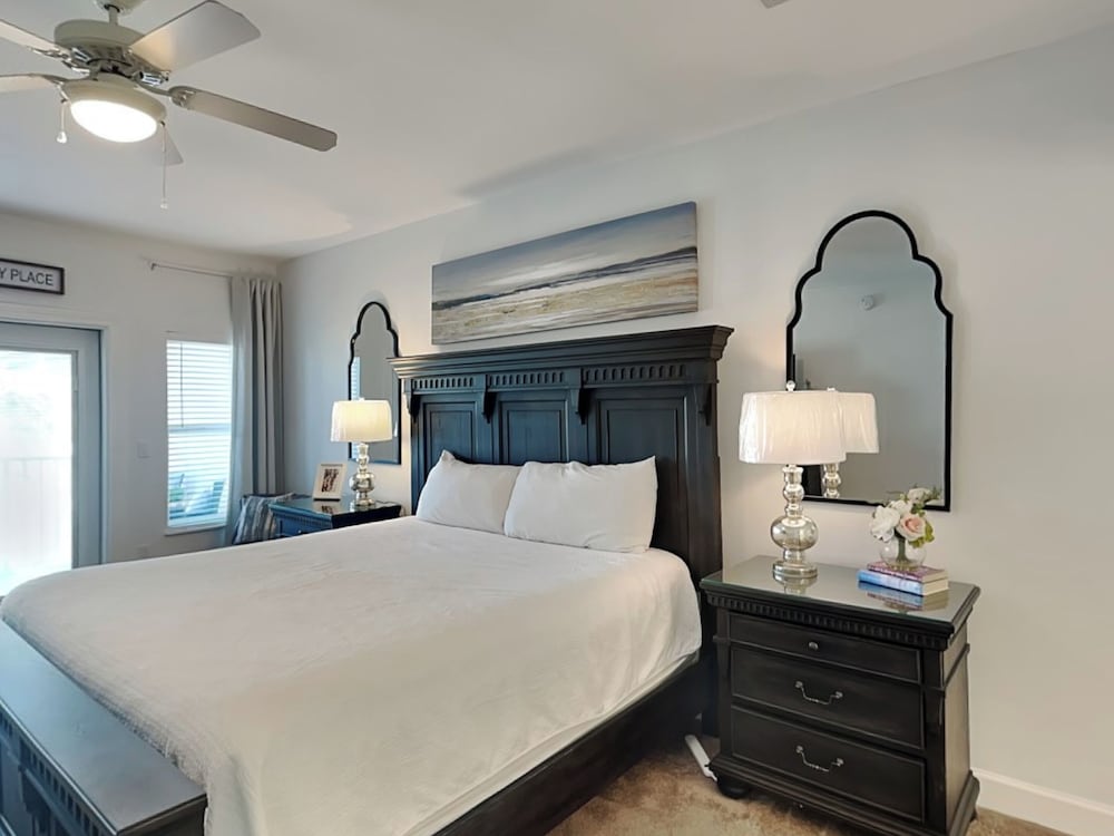 Pavilion Palms #103b