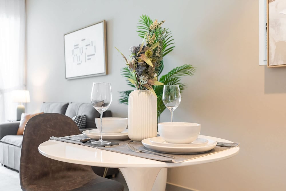 Modern 1-bedroom Apartment Perfect for Family in Downtown With Skyline Views