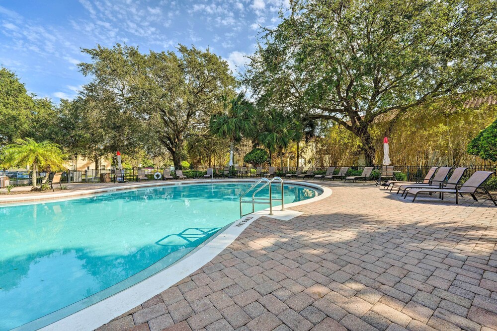 4 Mi to Wdw: Sleek Townhome w/ Community Pool!