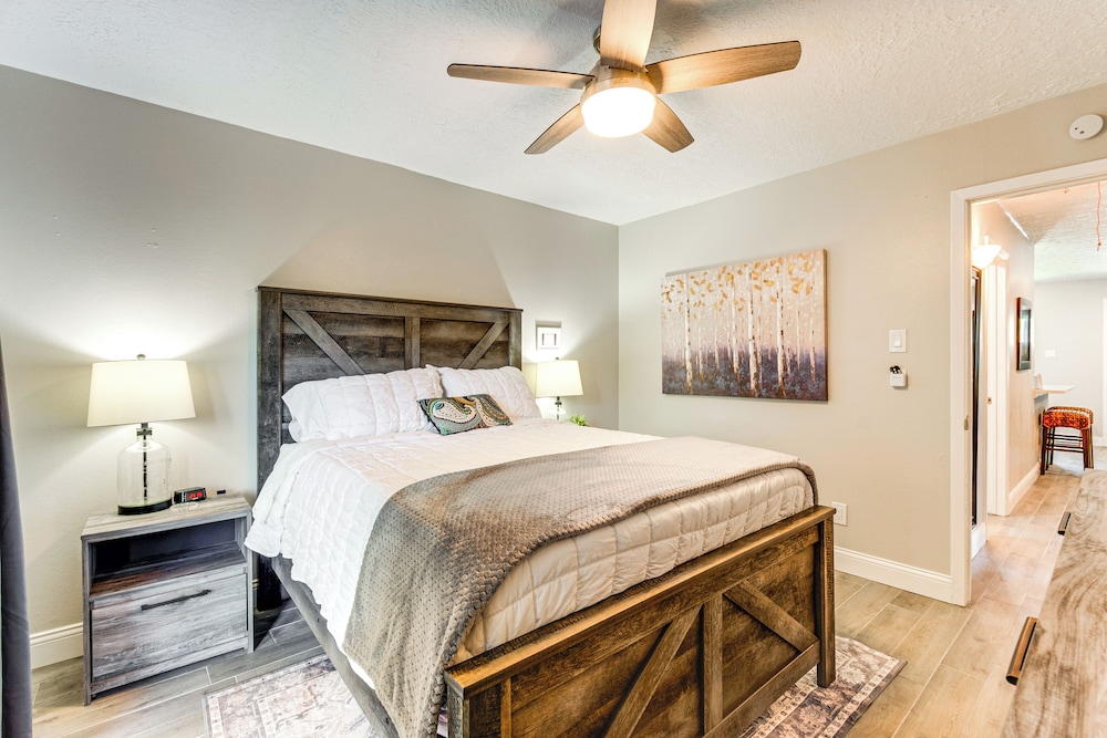 2 Mi to Texas A&m: Pet-friendly Duplex w/ Yard!