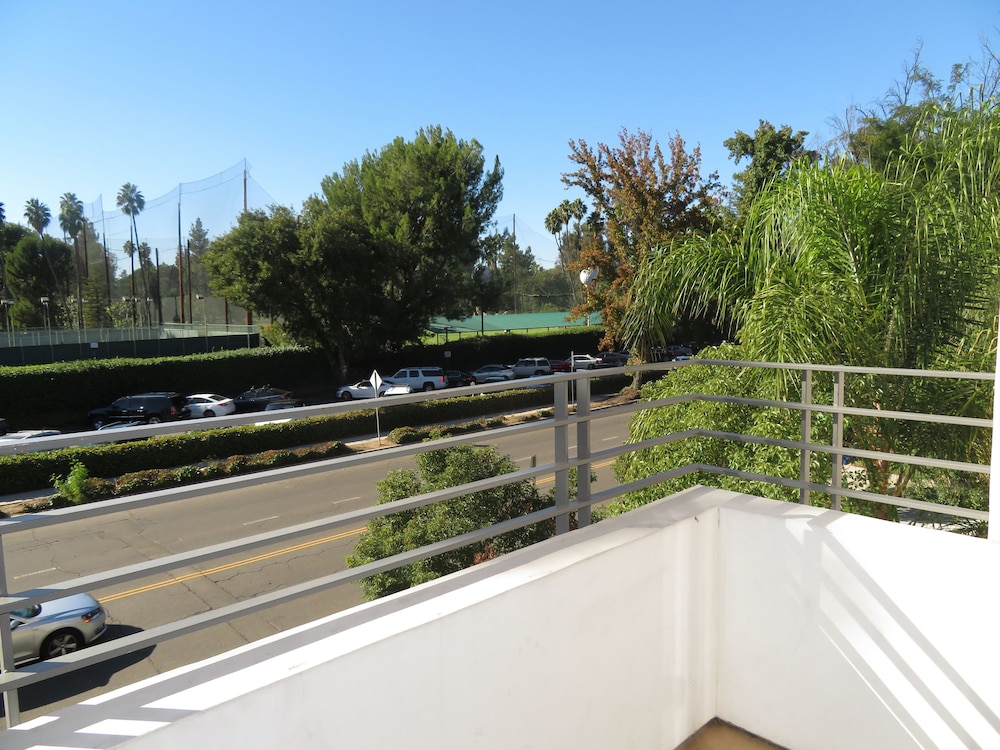 2 Bed 2 Bath in Studio City
