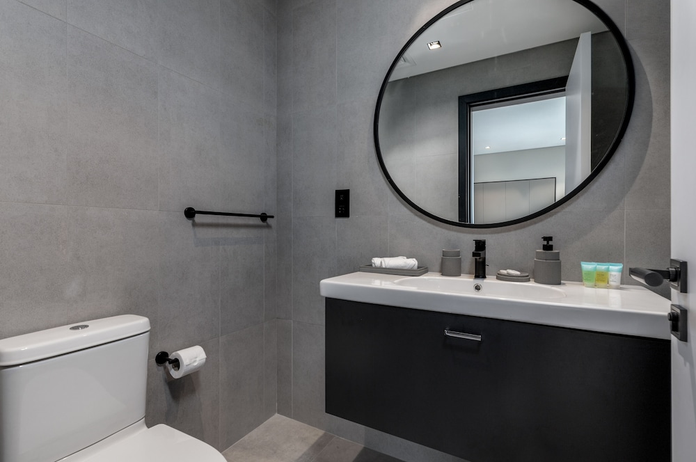Waves - Tranquil Waterfront Living 2B Retreat With Balcony — bathroom