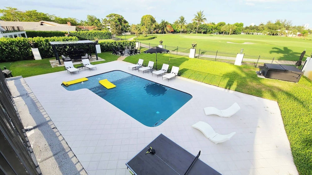 New 5 Bedroom Modern Villa on Golf Course