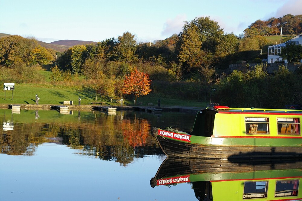 Stone - Boat - Sleeps 6 - Pet Friendly - 85ws