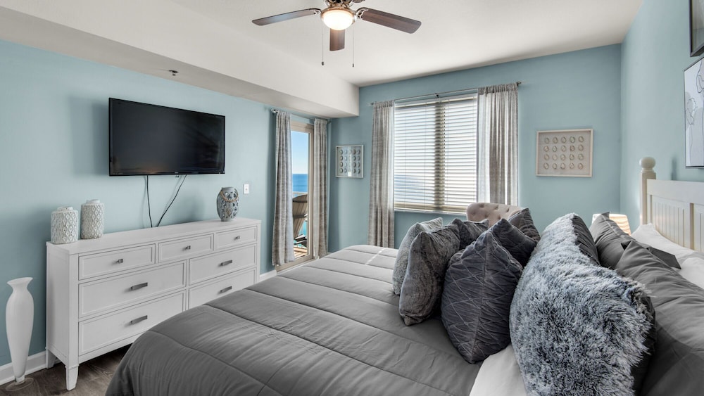Beachfront Corner Unit w/ Wrap-around Balcony, Close to Attractions!