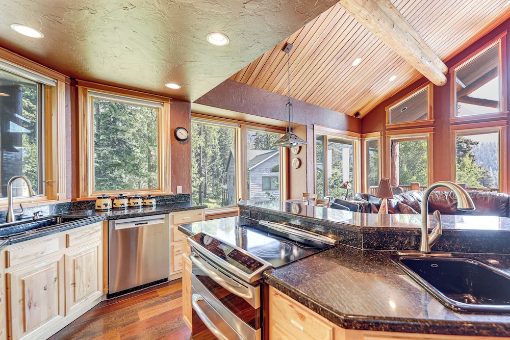 Ski-in/out, Hot Tub: Spacious Retreat in Whitefish