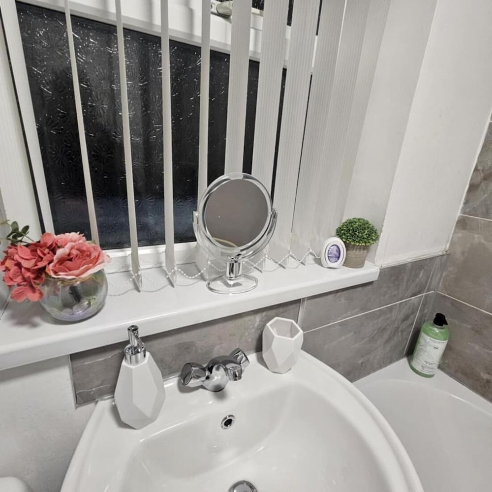 Charming Newcastle Home With Garden, Perfect for Families & Contractors