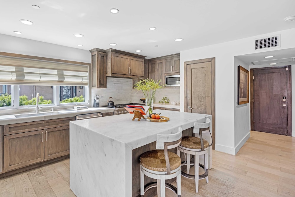 200 East Balboa Oceanview Rooftop Steps to Sand, Pier, Boardwalk & Dining
