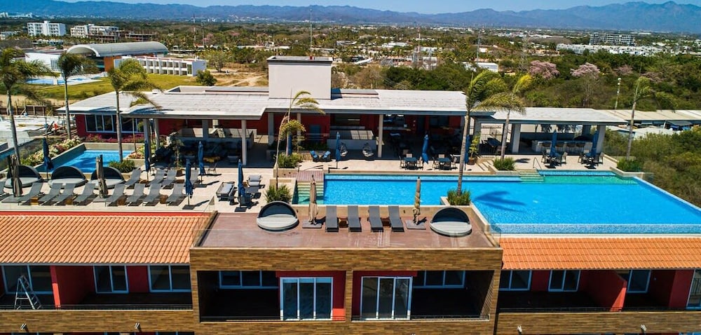 Equipped 3BR House - Pool - Gym - 5 min to Beach