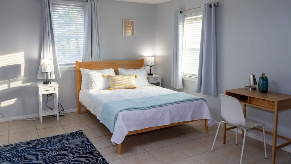 Fun Retro Island Vibe Sleeps 17 Beach 1 Block 4 Bedroom Home