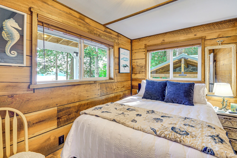 Outdoor Kitchen & Canal Views: Cabin in Quilcene!