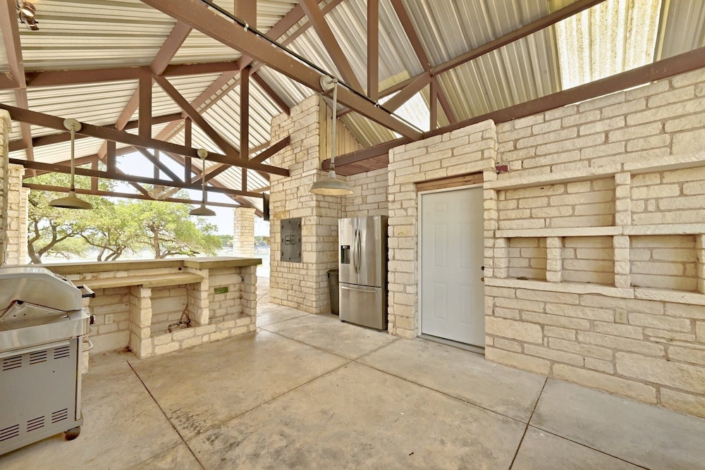 Luxury Lakefront Escape on Lake Travis