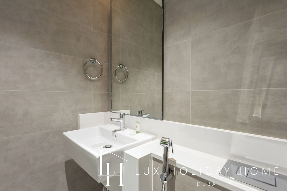 LUX | 2BR Lagoon View – District One, 10–15 min Burj Khalifa