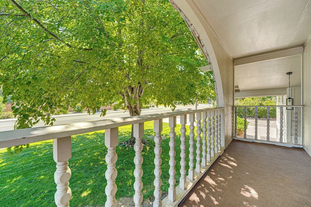 Cozy Apt w/ Private Deck, 2 Mi to Toyota Center!