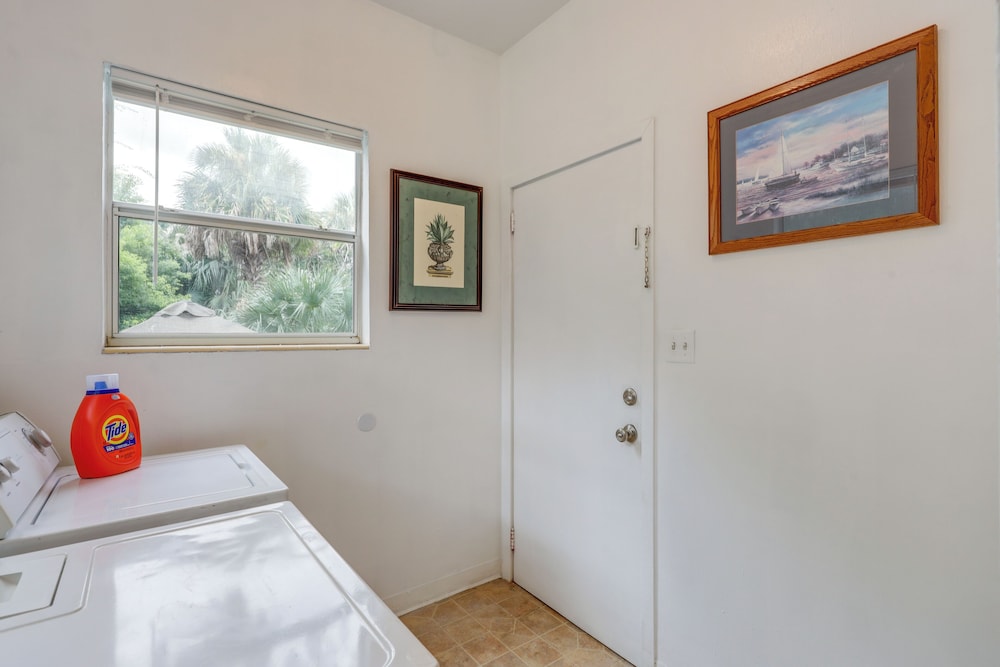 Steps to Food & Shops: Cozy Condo in Jacksonville!