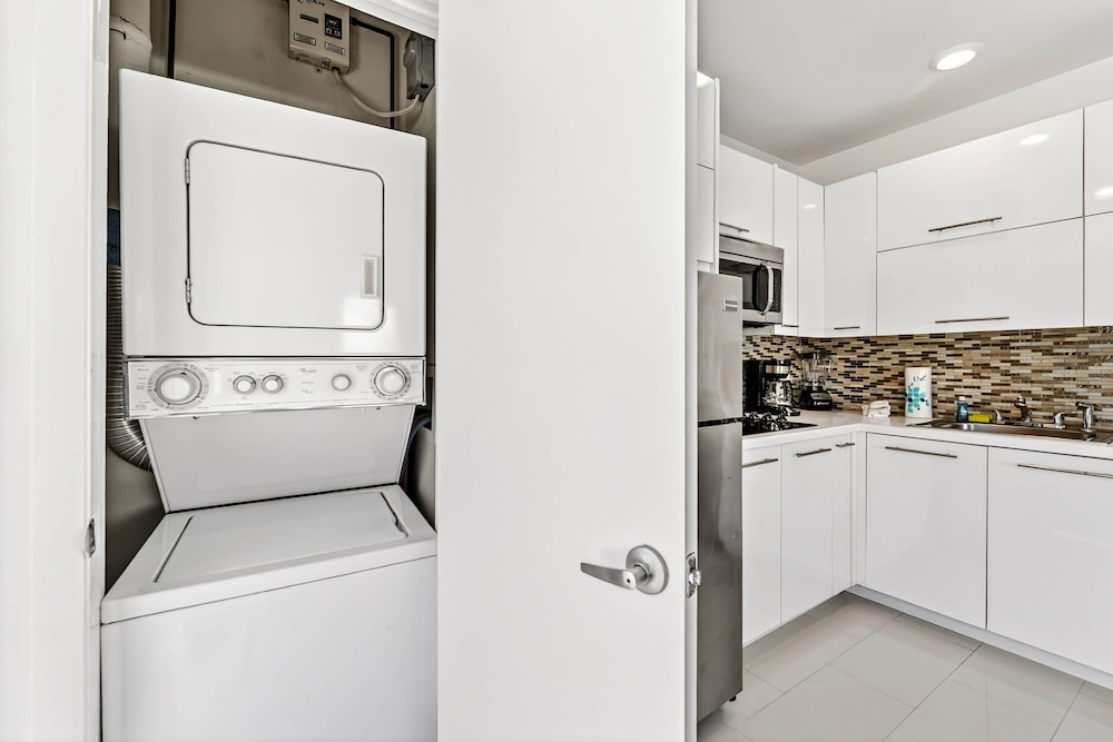 Sleek Kitchenette Queen Bed